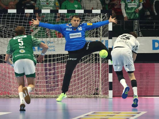 DEU, DHB, Pokal, Fuechse Berlin vs. THW Kiel, 18.12.2025, Max-Schmeling-Halle, Berlin, DEU, DHB, Pokal, Fuechse Berlin vs. THW Kiel, im Bild 7m, Dejan Milosavljev (Fuechse Berlin 96), Max Darj (Fuechse Berlin 5), Lukas Zerbe (THW Kiel 24)