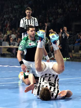 DEU, DHB, Pokal, Fuechse Berlin vs. THW Kiel, 18.12.2025, Max-Schmeling-Halle, Berlin, DEU, DHB, Pokal, Fuechse Berlin vs. THW Kiel, im Bild Mijajlo Marsenic (Fuechse Berlin 93), Magnus Landin Jacobsen (THW Kiel 7), Hendrik Pekeler (THW Kiel 61)