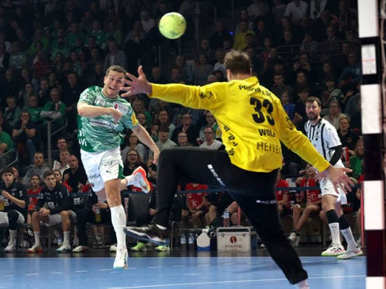 DEU, DHB, Pokal, Fuechse Berlin vs. THW Kiel, 18.12.2025, Max-Schmeling-Halle, Berlin, DEU, DHB, Pokal, Fuechse Berlin vs. THW Kiel, im Bild Tim Freihoefer (Fuechse Berlin 19), Andreas Wolff (THW Kiel 33)