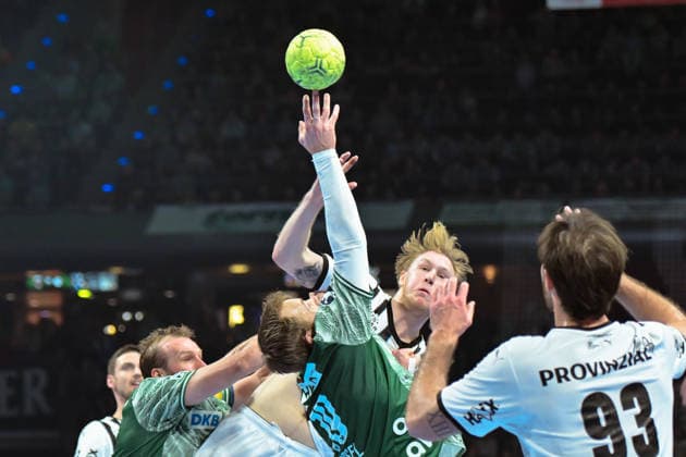 18.12.2025, xlakx, Handball DHB Pokal 1 4 Finale, Fuechse Berlin - THW Kiel v.l. Max Darj (Fuechse Berlin), Eric Johansson (THW Kiel), Mathias Gidsel (Fuechse Berlin) Zweikampf, Duell, Kampf, tackle Berlin