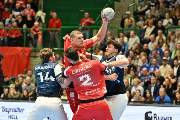 GER, 1.DHB-Pokal, Viertelfinale, bergischer HC vs. MT Melsungen, 18.12.2025, Unihalle, Wuppertal, GER, 1.DHB-Pokal, Viertelfinale, bergischer HC vs. MT Melsungen, , im Bild: Dainis KriÅ¡topÄns (MT Melsungen 10), im Zweikampf gegen Aron Seesing (BHC 49),