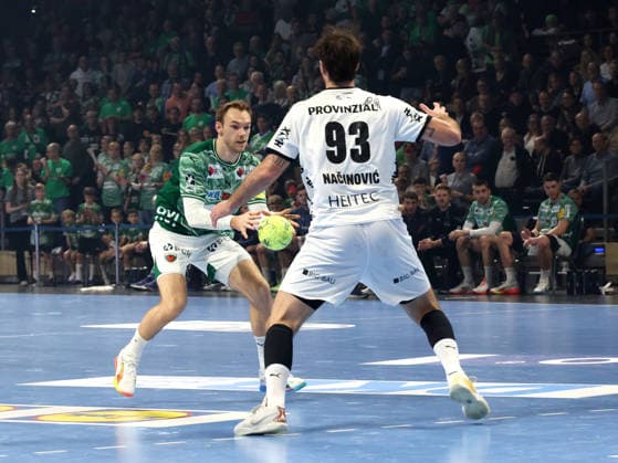 DEU, DHB, Pokal, Fuechse Berlin vs. THW Kiel, 18.12.2025, Max-Schmeling-Halle, Berlin, DEU, DHB, Pokal, Fuechse Berlin vs. THW Kiel, im Bild Mathias Gidsel (Fuechse Berlin 19), VERON NACINOVIC (THW Kiel 93)