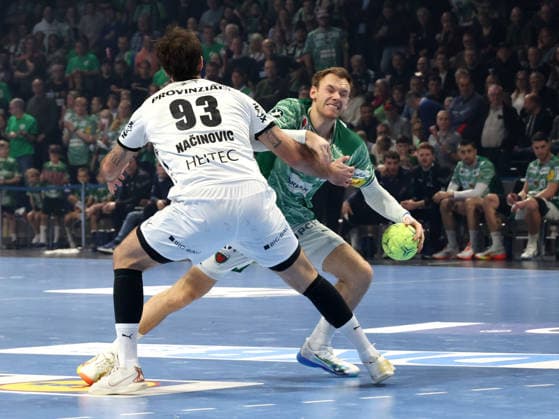 DEU, DHB, Pokal, Fuechse Berlin vs. THW Kiel, 18.12.2025, Max-Schmeling-Halle, Berlin, DEU, DHB, Pokal, Fuechse Berlin vs. THW Kiel, im Bild Mathias Gidsel (Fuechse Berlin 19), VERON NACINOVIC (THW Kiel 93)