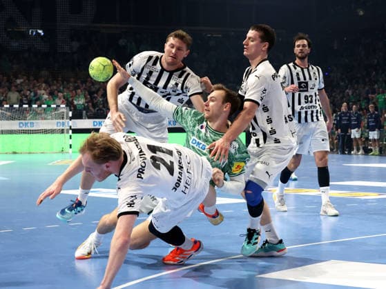 DEU, DHB, Pokal, Fuechse Berlin vs. THW Kiel, 18.12.2025, Max-Schmeling-Halle, Berlin, DEU, DHB, Pokal, Fuechse Berlin vs. THW Kiel, im Bild Mathias Gidsel (Fuechse Berlin 19), VERON NACINOVIC (THW Kiel 93), Magnus Landin Jacobsen (THW Kiel 7), Eric Johansson (THW Kiel 21)