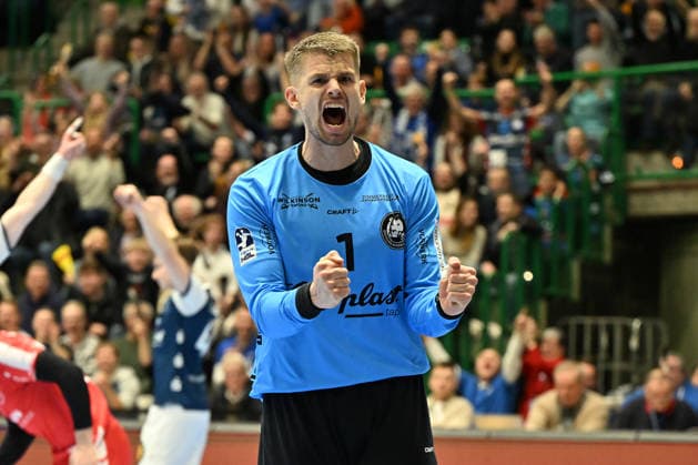 GER, 1.DHB-Pokal, Viertelfinale, bergischer HC vs. MT Melsungen, 18.12.2025, Unihalle, Wuppertal, GER, 1.DHB-Pokal, Viertelfinale, bergischer HC vs. MT Melsungen, , im Bild: Christopher Rudeck Torwart (BHC 1), freut sich ueber einen gehaltenen Ball