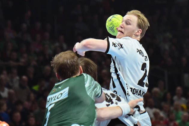 18.12.2025, xlakx, Handball DHB Pokal 1 4 Finale, Fuechse Berlin - THW Kiel v.l. Eric Johansson (THW Kiel) setzt zum Sprungwurf an Berlin