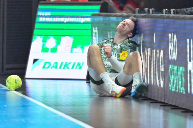 18.12.2025, xlakx, Handball DHB Pokal 1 4 Finale, Fuechse Berlin - THW Kiel v.l. Mathias Gidsel (Fuechse Berlin) verletzt an der Bande Berlin