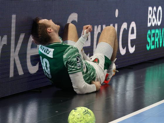 DEU, DHB, Pokal, Fuechse Berlin vs. THW Kiel, 18.12.2025, Max-Schmeling-Halle, Berlin, DEU, DHB, Pokal, Fuechse Berlin vs. THW Kiel, im Bild Mathias Gidsel (Fuechse Berlin 19), verletzt