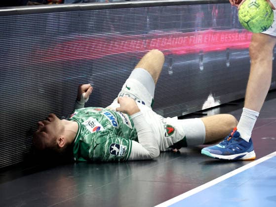 DEU, DHB, Pokal, Fuechse Berlin vs. THW Kiel, 18.12.2025, Max-Schmeling-Halle, Berlin, DEU, DHB, Pokal, Fuechse Berlin vs. THW Kiel, im Bild Mathias Gidsel (Fuechse Berlin 19), verletzt