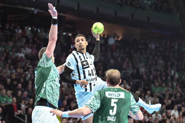 18.12.2025, xlakx, Handball DHB Pokal 1 4 Finale, Fuechse Berlin - THW Kiel v.l. Mijajlo Marsenic (Fuechse Berlin), Mohab (THW Kiel), Max Darj (Fuechse Berlin) setzt zum Sprungwurf an Berlin