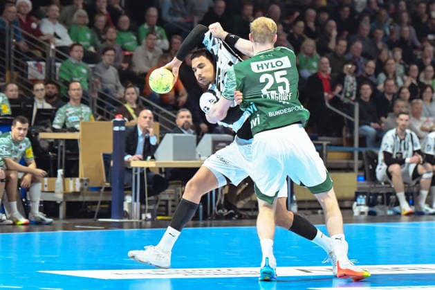 18.12.2025, xlakx, Handball DHB Pokal 1 4 Finale, Fuechse Berlin - THW Kiel v.l. Mohab Mohamed Saeed Abdelhak (THW Kiel), Matthes Langhoff (Fuechse Berlin) Zweikampf, Duell, Kampf, tackle Berlin