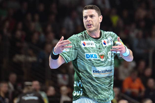 18.12.2025, xlakx, Handball DHB Pokal 1 4 Finale, Fuechse Berlin - THW Kiel v.l. Mijajlo Marsenic (Fuechse Berlin) gibt Anweisungen, gestikuliert mit den Armen, gesticulate, gives instructions Berlin