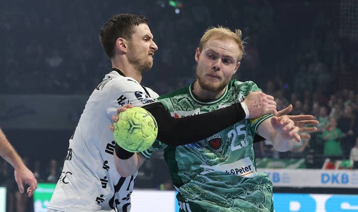 Hendrik Pekeler, Matthes Langhoff am Ball Zweikampf Spielszene Aktion Handball DHB Pokal Viertelfinale Herren Saison 2025 2026 18.12.2025 Füchse Berlin vs THW Kiel