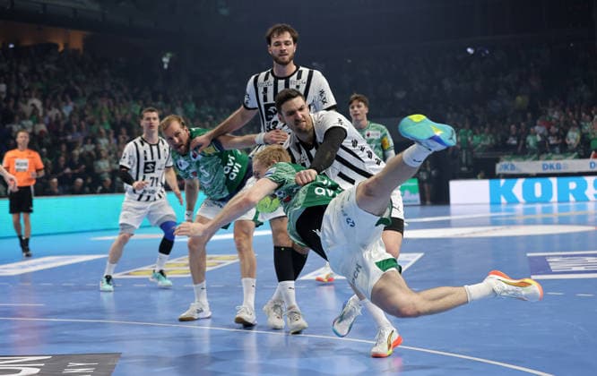 Hendrik Pekeler, Matthes Langhoff am Ball Zweikampf Spielszene Aktion Handball DHB Pokal Viertelfinale Herren Saison 2025 2026 18.12.2025 Füchse Berlin vs THW Kiel