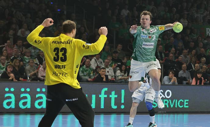 Torwart Andreas Wolff, Hakun West av Teigum am Ball Zweikampf Spielszene Aktion Handball DHB Pokal Viertelfinale Herren Saison 2025 2026 18.12.2025 Füchse Berlin vs THW Kiel