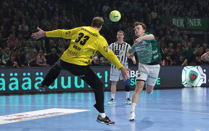 Torwart Andreas Wolff, Hakun West av Teigum am Ball Zweikampf Spielszene Aktion Handball DHB Pokal Viertelfinale Herren Saison 2025 2026 18.12.2025 Füchse Berlin vs THW Kiel