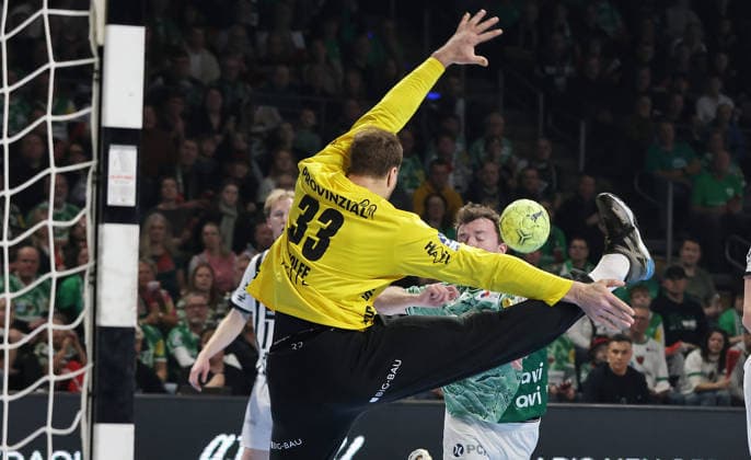Torwart Andreas Wolff, Hakun West av Teigum am Ball Zweikampf Spielszene Aktion Handball DHB Pokal Viertelfinale Herren Saison 2025 2026 18.12.2025 Füchse Berlin vs THW Kiel