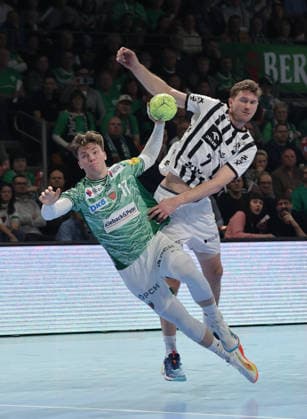 Nils Lichtlein, Magnus Landin Jacobsen Zweikampf Spielszene Aktion Handball DHB Pokal Viertelfinale Herren Saison 2025 2026 18.12.2025 Füchse Berlin vs THW Kiel