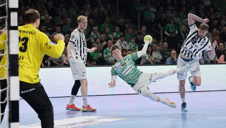 Torwart Andreas Wolff, Eric Johansson, Nils Lichtlein am Ball, Magnus Landin Jacobsen Zweikampf Spielszene Aktion Handball DHB Pokal Viertelfinale Herren Saison 2025 2026 18.12.2025 Füchse Berlin vs THW Kiel