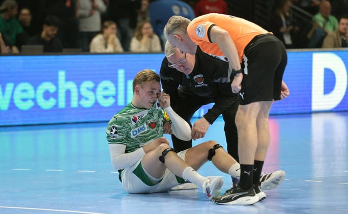 Tobias Schjoelberg Groendahl angeschlagen nach Zweikampf Handball DHB Pokal Viertelfinale Herren Saison 2025 2026 18.12.2025 Füchse Berlin vs THW Kiel