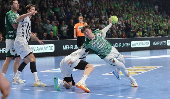 Hendrik Pekeler, Nils Lichtlein am Ball Zweikampf Spielszene Aktion Handball DHB Pokal Viertelfinale Herren Saison 2025 2026 18.12.2025 Füchse Berlin vs THW Kiel