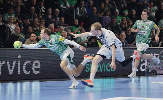 Mathias Gidsel am Ball, Eric Johansson Zweikampf Spielszene Aktion Handball DHB Pokal Viertelfinale Herren Saison 2025 2026 18.12.2025 Füchse Berlin vs THW Kiel