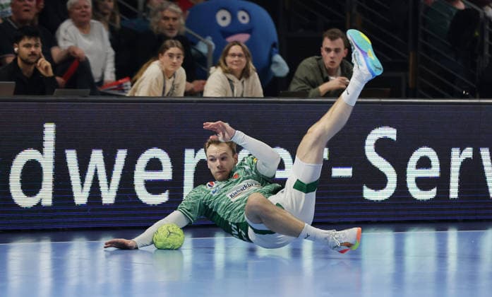 Mathias Gidsel nach Zweikampf Spielszene Aktion Handball DHB Pokal Viertelfinale Herren Saison 2025 2026 18.12.2025 Füchse Berlin vs THW Kiel