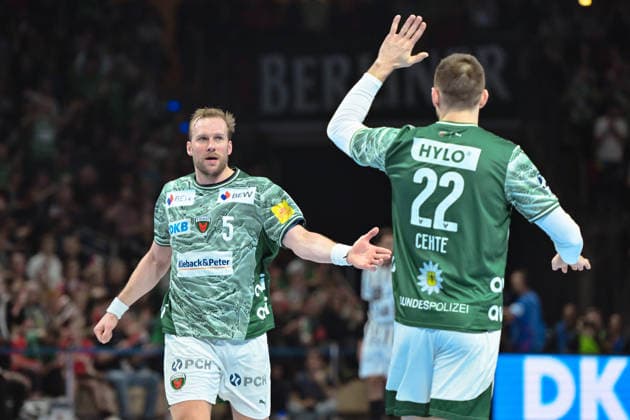 18.12.2025, xlakx, Handball DHB Pokal 1 4 Finale, Fuechse Berlin - THW Kiel v.l. Max Darj (Fuechse Berlin), Nejc Cehte (Fuechse Berlin) klatschen nach dem Tor ab Berlin