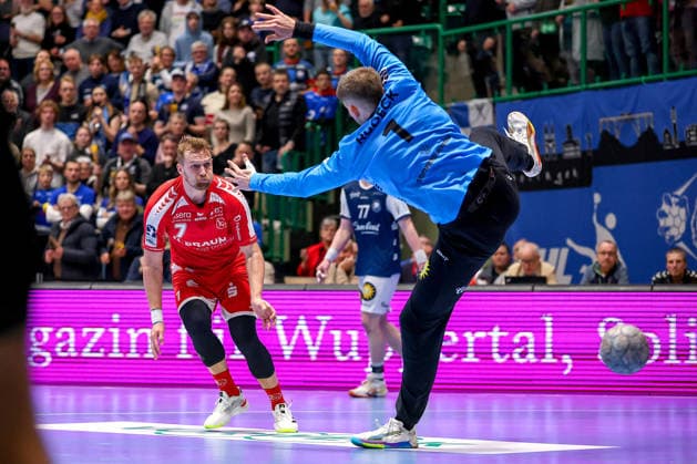18.12.2025, Handball, Viertelfinale DHB-Pokal, Bergischer HC - MT Melsungen, Unihalle Wuppertal: David Mandic (Melsungen 07) beim Wurf auf das Tor von Torhüter Christopher Rudeck (BHC 01) Nordrhein-Westfalen Deutschland