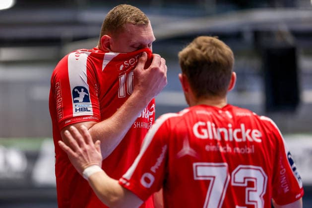 18.12.2025, Handball, Viertelfinale DHB-Pokal, Bergischer HC - MT Melsungen, Unihalle Wuppertal: Dainis Kristopans (Melsungen 10) steht Enttäuscht neben Timo Kastening (Melsungen 73) Enttäuschung Nordrhein-Westfalen Deutschland