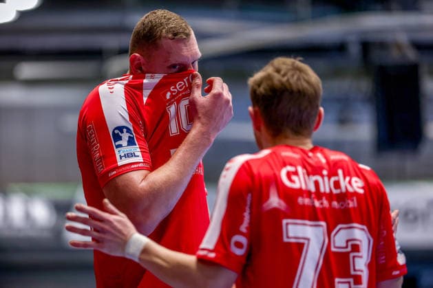 18.12.2025, Handball, Viertelfinale DHB-Pokal, Bergischer HC - MT Melsungen, Unihalle Wuppertal: Dainis Kristopans (Melsungen 10) steht Enttäuscht neben Timo Kastening (Melsungen 73) Enttäuschung Nordrhein-Westfalen Deutschland