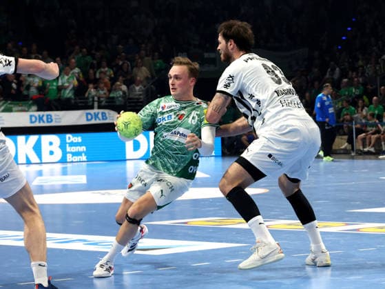 DEU, DHB, Pokal, Fuechse Berlin vs. THW Kiel, 18.12.2025, Max-Schmeling-Halle, Berlin, DEU, DHB, Pokal, Fuechse Berlin vs. THW Kiel, im Bild Tobias Grondahl (Fuechse Berlin 15), VERON NACINOVIC (THW Kiel 93)