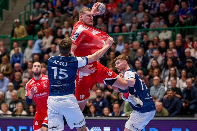 18.12.2025, Handball, Viertelfinale DHB-Pokal, Bergischer HC - MT Melsungen, Unihalle Wuppertal: Dainis Kristopans (Melsungen 10) im Zweikampf gegen Lars Kooij (BHC 15) Johannes Wasielewski (BHC 77) Nordrhein-Westfalen Deutschland