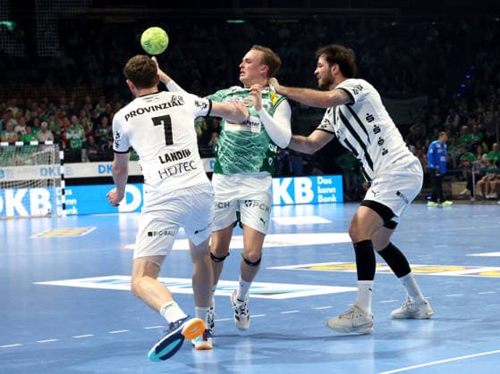 DEU, DHB, Pokal, Fuechse Berlin vs. THW Kiel, 18.12.2025, Max-Schmeling-Halle, Berlin, DEU, DHB, Pokal, Fuechse Berlin vs. THW Kiel, im Bild Tobias Grondahl (Fuechse Berlin 15), Magnus Landin Jacobsen (THW Kiel 7), VERON NACINOVIC (THW Kiel 93)