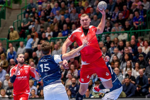 18.12.2025, Handball, Viertelfinale DHB-Pokal, Bergischer HC - MT Melsungen, Unihalle Wuppertal: Dainis Kristopans (Melsungen 10) im Zweikampf gegen Lars Kooij (BHC 15) Johannes Wasielewski (BHC 77) Nordrhein-Westfalen Deutschland