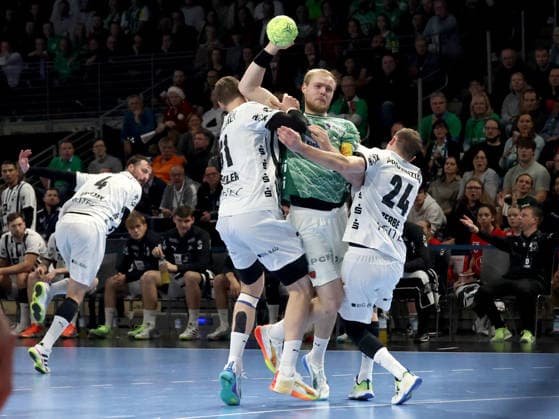 DEU, DHB, Pokal, Fuechse Berlin vs. THW Kiel, 18.12.2025, Max-Schmeling-Halle, Berlin, DEU, DHB, Pokal, Fuechse Berlin vs. THW Kiel, im Bild Matthes Langhoff (Fuechse Berlin 25), Hendrik Pekeler (THW Kiel 61), Lukas Zerbe (THW Kiel 24)