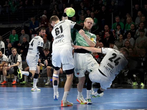 DEU, DHB, Pokal, Fuechse Berlin vs. THW Kiel, 18.12.2025, Max-Schmeling-Halle, Berlin, DEU, DHB, Pokal, Fuechse Berlin vs. THW Kiel, im Bild Matthes Langhoff (Fuechse Berlin 25), Hendrik Pekeler (THW Kiel 61), Lukas Zerbe (THW Kiel 24)