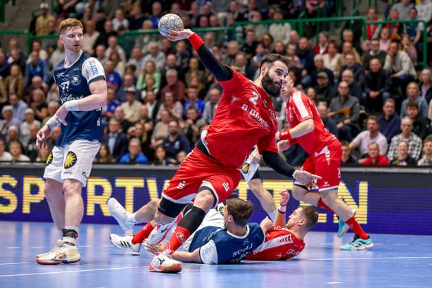 18.12.2025, Handball, Viertelfinale DHB-Pokal, Bergischer HC - MT Melsungen, Unihalle Wuppertal: Ruben Marchan (Melsungen 02) beim Wurf auf das Tor Nordrhein-Westfalen Deutschland