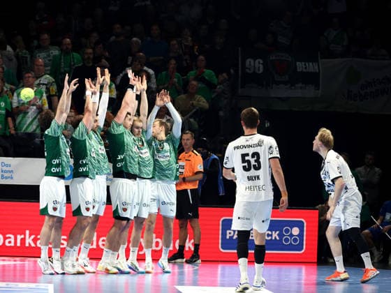 DEU, DHB, Pokal, Fuechse Berlin vs. THW Kiel, 18.12.2025, Max-Schmeling-Halle, Berlin, DEU, DHB, Pokal, Fuechse Berlin vs. THW Kiel, im Bild Freiwurf von Eric Johansson (THW Kiel 21), Fuechse-Spielermauer,
