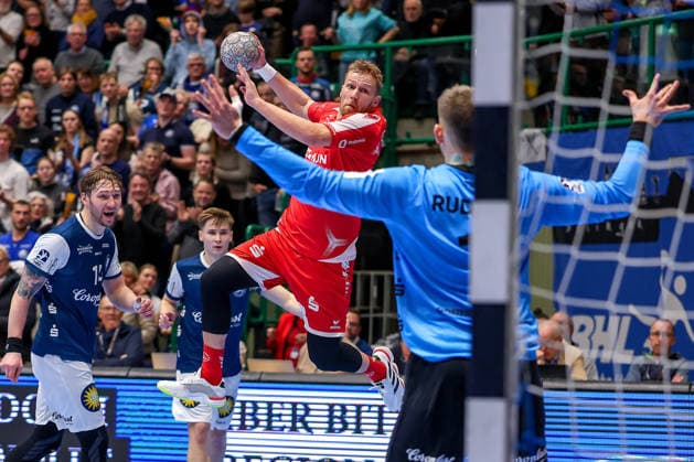 18.12.2025, Handball, Viertelfinale DHB-Pokal, Bergischer HC - MT Melsungen, Unihalle Wuppertal: David Mandic (Melsungen 07) beim Wurf auf das Tor von Torhüter Christopher Rudeck (BHC 01) Nordrhein-Westfalen Deutschland