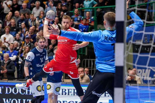 18.12.2025, Handball, Viertelfinale DHB-Pokal, Bergischer HC - MT Melsungen, Unihalle Wuppertal: David Mandic (Melsungen 07) beim Wurf auf das Tor von Torhüter Christopher Rudeck (BHC 01) Nordrhein-Westfalen Deutschland