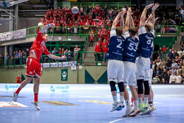 18.12.2025, Handball, Viertelfinale DHB-Pokal, Bergischer HC - MT Melsungen, Unihalle Wuppertal: Uladzislau Kulesh (Melsungen 20) beim Freiwurf in die Mauer des BHC Nordrhein-Westfalen Deutschland