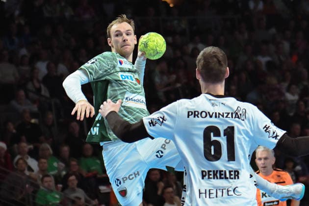 18.12.2025, xlakx, Handball DHB Pokal 1 4 Finale, Fuechse Berlin - THW Kiel v.l. Mathias Gidsel (Fuechse Berlin), Hendrik Pekeler (THW Kiel) setzt zum Sprungwurf an Berlin
