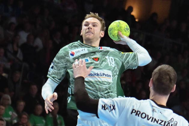 18.12.2025, xlakx, Handball DHB Pokal 1 4 Finale, Fuechse Berlin - THW Kiel v.l. Mathias Gidsel (Fuechse Berlin) setzt zum Sprungwurf an Berlin