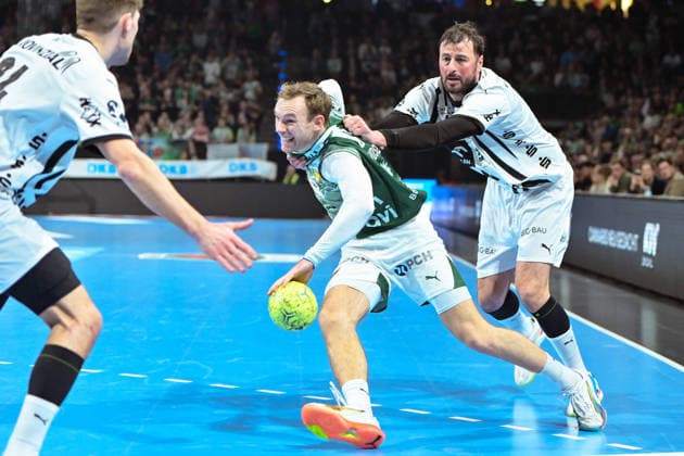 18.12.2025, xlakx, Handball DHB Pokal 1 4 Finale, Fuechse Berlin - THW Kiel v.l. Mathias Gidsel (Fuechse Berlin), Domagoj Duvnjak (THW Kiel) Zweikampf, Duell, Kampf, tackle Berlin