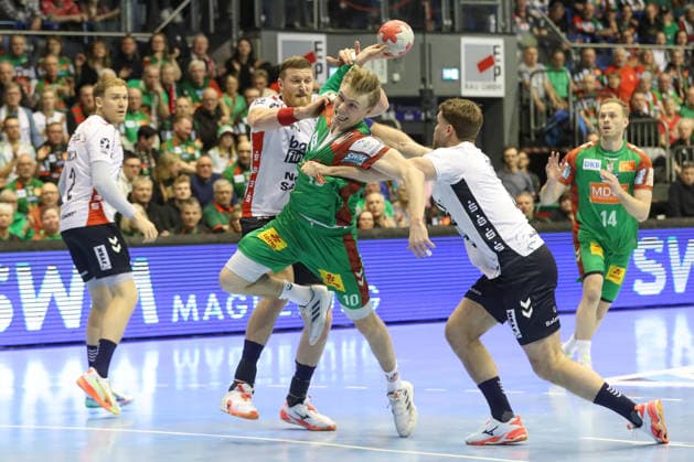 18.12.2025, xtgx, Handball, DHB Pokal Viertelfinale, SC Magdeburg - SG Flensburg Handewitt v.l. Blaz Blagotsinek (Flensburg, 43), Gisli Thorgeir Kristjansson (Magdeburg, 10), Johannes Golla (Flensburg, 4) Zweikampf, Duell, Kampf, tackle Magdeburg