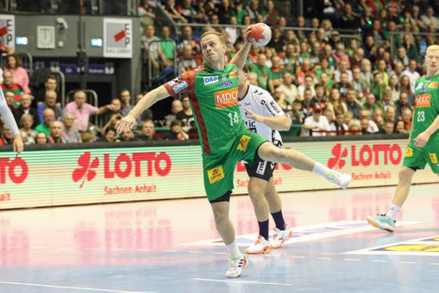 18.12.2025, xtgx, Handball, DHB Pokal Viertelfinale, SC Magdeburg - SG Flensburg Handewitt v.l. Omar Ingi Magnusson (Magdeburg, 14) wirft Tor, Torschuetze, erzielt Tor, Treffer, scores the goal Siebenmeter Magdeburg