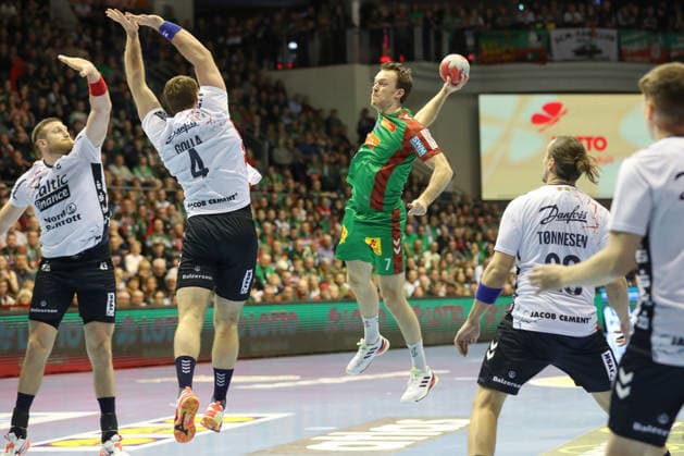 18.12.2025, xtgx, Handball, DHB Pokal Viertelfinale, SC Magdeburg - SG Flensburg Handewitt v.l. Felix Claar (Magdeburg, 7) wirft Tor, Torschuetze, erzielt Tor, Treffer, scores the goal Magdeburg