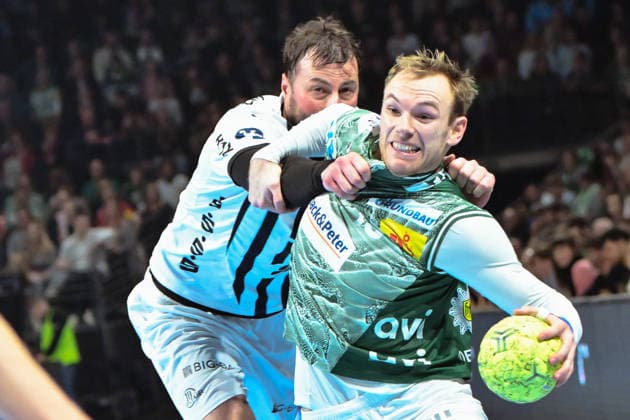 18.12.2025, xlakx, Handball DHB Pokal 1 4 Finale, Fuechse Berlin - THW Kiel v.l. Domagoj Duvnjak (THW Kiel), Mathias Gidsel (Fuechse Berlin) Zweikampf, Duell, Kampf, tackle Berlin