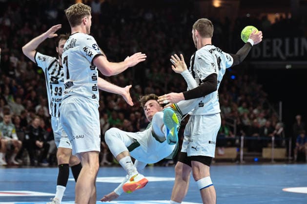 18.12.2025, xlakx, Handball DHB Pokal 1 4 Finale, Fuechse Berlin - THW Kiel v.l. Magnus Landin Jacobsen (THW Kiel), Nils Lichtlein (Fuechse Berlin), Hendrik Pekeler (THW Kiel) Zweikampf, Duell, Kampf, tackle Berlin